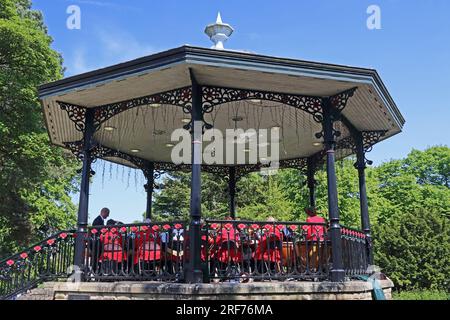 Burbage Band spielt in Bandstand, Pavilion Gardens, Buxton Stockfoto