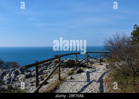 Wanderweg im Naturschutzgebiet Falesie di Duino mit Adria in der italienischen Region Friaul-Julisch Venetien Stockfoto