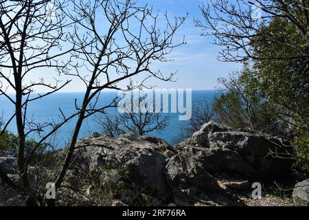 Blick auf die Adria von der Riserva naturale delle Falesie di Duino in der italienischen Region Friaul-Julisch Venetien Stockfoto