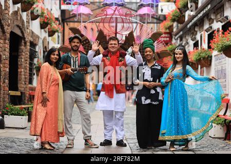 (Von links nach rechts) Nisha Tandon CEO von ArtsEkta, Israh Castro von Utropiks, Stephen Begg Performer, Yamara Lone von Utropiks und Leyla Gallius (ArtsEkta Tänzerin) bei der Eröffnung des Belfast Mela Festivals am Commercial Court in Belfast. Foto: Dienstag, 1. August 2023. Stockfoto