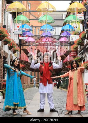 (Von links nach rechts) Leyla Gallius (ArtsEkta-Tänzerin), Stephen Begg-Künstlerin und Nisha Tandon CEO von ArtsEkta bei der Eröffnung des Belfast Mela Festivals am Commercial Court in Belfast. Foto: Dienstag, 1. August 2023. Stockfoto