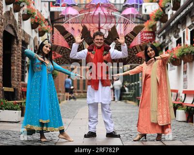 (Von links nach rechts) Leyla Gallius (ArtsEkta-Tänzerin), Stephen Begg-Künstlerin und Nisha Tandon CEO von ArtsEkta bei der Eröffnung des Belfast Mela Festivals am Commercial Court in Belfast. Foto: Dienstag, 1. August 2023. Stockfoto