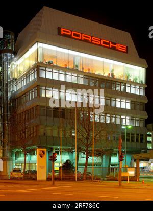 Nachtaufnahme, Verwaltungsgebäude Porsche AG Werk II, Zuffenhausen, Stuttgart, Baden-Württemberg, Deutschland, Europa Stockfoto