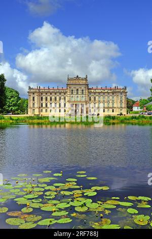 Europa, Deutschland, Mecklenburg-Vorpommern, Ludwigslust, Schloss Ludwigslust, Startseite mit Seerosenteich, erbaut 1772 bis 1776 für Herzog Friedrich Stockfoto