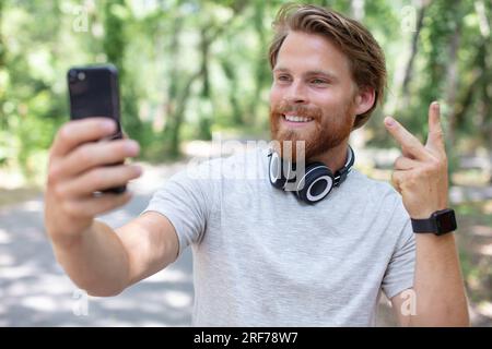 Nahaufnahme Foto eines gutaussehenden, positiv fröhlichen Typen Stockfoto