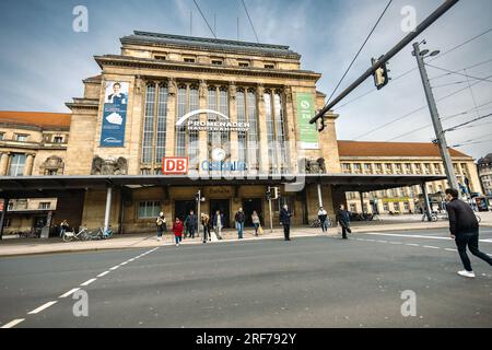 Leipzig, Deutschland - 9. Februar 2023: Osthalle des Leipziger Hauptbahnhofs oder des Hauptbahnhofs. Deutsche Bahn-System. Größter Zug termin Stockfoto