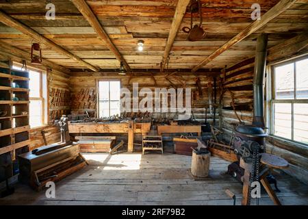 Taggart Carpenter Shop, Innenaufnahme Old Trail Town, Cody, Wyoming, Vereinigte Staaten von Amerika Stockfoto