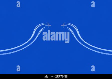 Flugzeuge auf Kollisionskurs, Ausweichmanoever | Flugzeuge auf Kollisionskurs, Wechselmanöver, Stockfoto