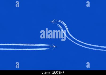 Flugzeuge auf Kollisionskurs, Ausweichmanoever | Flugzeuge auf Kollisionskurs, Wechselmanöver Stockfoto