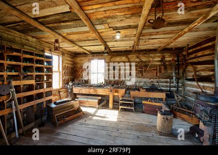 Taggart Carpenter Shop, Innenaufnahme Old Trail Town, Cody, Wyoming, Vereinigte Staaten von Amerika Stockfoto