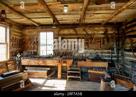 Taggart Carpenter Shop, Innenaufnahme Old Trail Town, Cody, Wyoming, Vereinigte Staaten von Amerika Stockfoto