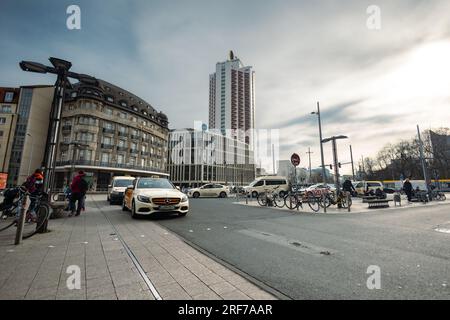 Leipzig, Deutschland - 9. Februar 2023: Taxistand am Leipziger Hauptbahnhof mit Blick auf den „Wintergarten Hochhaus“. Dritthöchstes Gebäude in der unteren Etage Stockfoto