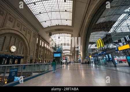 Leipzig, Deutschland - 20. Februar 2023: Leipziger Hauptbahnhof. Bahnhof oder Hauptbahnhof der Deutschen Bahn. Bahnhalle mit Geschäften in zwei f Stockfoto