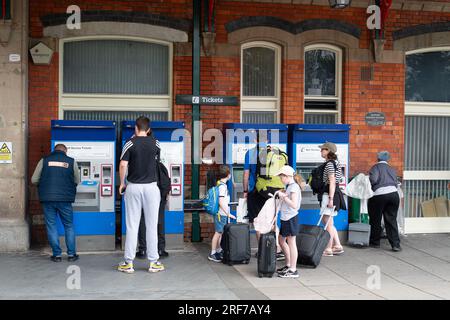 Slough, Großbritannien. 1. August 2023. Es war heute ein geschäftiger Tag am Bahnhof Slough, da die Passagiere Schlange standen, um sowohl die Fahrkartenautomaten als auch die Ticketschalter im Bahnhof zu nutzen. Es wurde vorgeschlagen, die meisten Bahnhofskarten im Vereinigten Königreich zu schließen. GWR, der im Bundesstaat Slough tätig ist „Wir beraten über Vorschläge, wie Mitarbeiter der Ticketschalter in andere Bereiche des Bahnhofs verlegt werden können, wo sie mehr Kunden helfen können, da die Transaktionen von Ticketbüros unter 15 % fallen... Die Fluggäste haben jetzt bis Freitag, den 1. September 2023, Zeit, sich zu äußern." Einige Eisenbahnunternehmen sind in dieser Woche betroffen Stockfoto