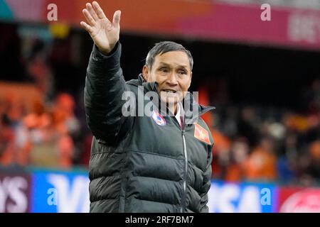 Dunedin, Neuseeland. August 1. 2023. FIFA Frauen-Weltmeisterschaft 2023 Gruppe E – Vietnam gegen Niederlande. Cheftrainer Mai Duc Chung aus Vietnam ist der älteste, der jemals ein Team in der Geschichte der FIFA Frauen-Weltmeisterschaft angeführt hat. Dat Do/Alamy Live News. Stockfoto