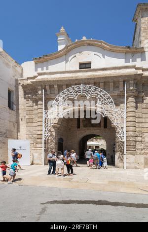 Piazza Giuseppe Verdi Square, Porta Vecchia Gate, Polignano a Mare, Apulia, Italien, Europa Stockfoto