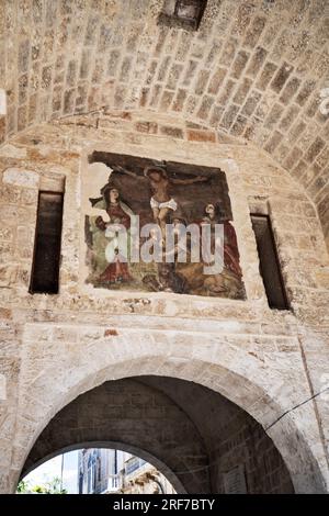 Piazza Giuseppe Verdi, Porta Vecchia Tor, Fresco, Polignano a Mare, Apulien, Italien, Europa Stockfoto