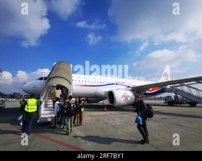 (230801) -- KATHMANDU, 1. August 2023 (Xinhua) -- Dieses Foto wurde am 17. Januar 2023 aufgenommen und zeigt ein Flugzeug von Himalaya Airlines, das Kathmandu und Peking an einem Flughafen in Kathmandu, Nepal, verbindet. FÜR „durch China: Geschäftiger als je zuvor, mexikanischer Kapitän, der sich auf Chinas Luftfahrtindustrie verlassen kann“ (Himalaya Airlines/Handout über Xinhua) Stockfoto