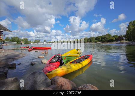 Die wunderschöne Bucht im Bezirk Töösti. Bootstouren in der Nähe des Sibelius-Parks in Helsinki - Finnland Stockfoto