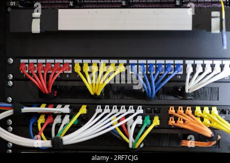 Netzwerkschrank mit ethernet-Kabelkonfektionierungen im Nahbereich. Selektiver Fokus. Stockfoto