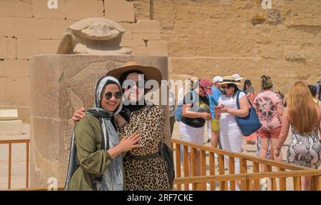 Frauen, Pose, Erinnerungsfoto, großer Skarabäus, Karnak-Tempel, Karnak, Ägypten +++ KEIN MODELL-REALESE! Stockfoto
