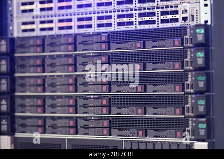 Rackmontage von Servergeräten im Rechenzentrum aus nächster Nähe. Selektiver Fokus. Stockfoto
