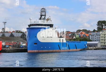 Offshore-Plattform-Versorgungsschiff NAO Storm (auch bekannt als Blue, Aurora, Hermit Storm), Ulstein invertiertes X-Bug-Rumpfdesign-Schlepper in Stavanger, Norwegen Stockfoto