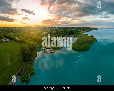 Luftaufnahme über das nördliche Ende des Balaton-Sees in Ungarn. Dieser Ort ist in Balatonfuzfo Stadt. Es gibt einen kleinen Yachthafen und einen fantastischen Sonnenaufgang Stockfoto