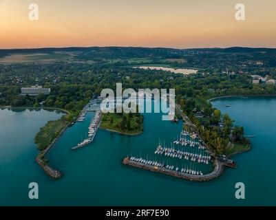 Luftaufnahme über den Hafen Balatonfoldvar mit Segelbooten. Blick aus der Vogelperspektive über einen Yachthafen von Balatonfoldvar. Panoramaaussicht in einem Hafen von La Stockfoto