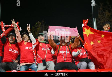 Adelaide, Australien. 1. Aug. 2023. Fans jubeln vor dem Group D-Spiel zwischen China und England bei der FIFA Women's World Cup 2023 in Adelaide, Australien, am 1. August 2023. Kredit: Mao Siqian/Xinhua/Alamy Live News Stockfoto