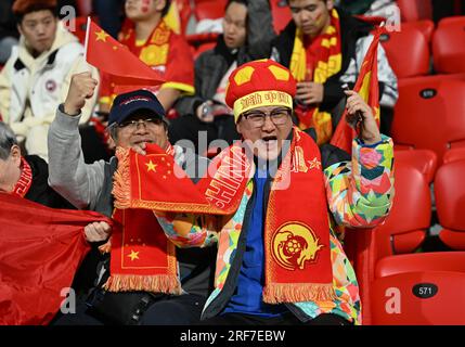 Adelaide, Australien. 1. Aug. 2023. Fans jubeln vor dem Group D-Spiel zwischen China und England bei der FIFA Women's World Cup 2023 in Adelaide, Australien, am 1. August 2023. Kredit: Mao Siqian/Xinhua/Alamy Live News Stockfoto