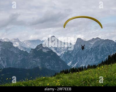 Abenteuer über Maurach am Achensee an der Bergbahn-Seilbahnstation im Rofan-Gebirge mit dem Gleitschirmflug Stockfoto