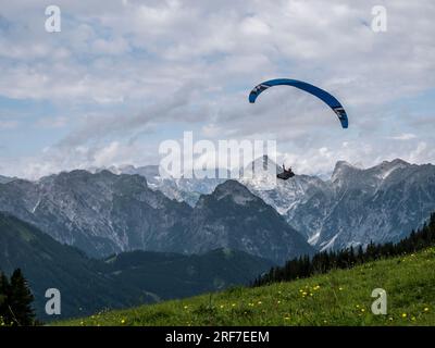 Abenteuer über Maurach am Achensee an der Bergbahn-Seilbahnstation im Rofan-Gebirge mit dem Gleitschirmflug Stockfoto