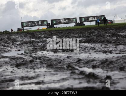 Wacken, Deutschland. 01. Aug. 2023. Auf dem schlammigen Festivalgelände befinden sich Metallfächer. Das Wacken Open-Air (WOA) vom 2. Bis 5. August gilt als das größte Heavy-Metal-Festival der Welt und ist mit 85.000 Besuchern ausverkauft. Kredit: Christian Charisius/dpa/Alamy Live News Stockfoto