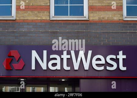 Slough, Großbritannien. 1. August 2023. Eine Filiale in NatWest in Slough, Berkshire. Nach der Schließung der Bankkonten von Nigel Farage durch die Coutts Bank, die sich im Besitz der NatWest Bank befindet, hat Nigel Farage Berichten zufolge nun eine Entschuldigung von der Coutts Bank erhalten. Nigel Farage, ehemaliger UKIP-Führer und jetzt Leser von GB News, soll jedoch rechtliche Schritte gegen NatWest einleiten. Kredit: Maureen McLean/Alamy Live News Stockfoto