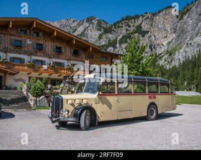 Nostalgisches Bild des Passagierbusses Gramai Alm aus den 1930er Jahren in der malerischen Landschaft der Karwendal Berge in der Nähe von Pertisau am Achensee Stockfoto