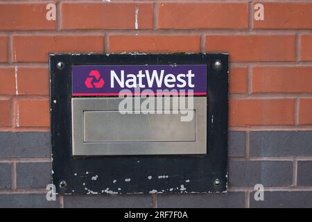 Slough, Großbritannien. 1. August 2023. Eine Filiale in NatWest in Slough, Berkshire. Nach der Schließung der Bankkonten von Nigel Farage durch die Coutts Bank, die sich im Besitz der NatWest Bank befindet, hat Nigel Farage Berichten zufolge nun eine Entschuldigung von der Coutts Bank erhalten. Nigel Farage, ehemaliger UKIP-Führer und jetzt Leser von GB News, soll jedoch rechtliche Schritte gegen NatWest einleiten. Kredit: Maureen McLean/Alamy Live News Stockfoto