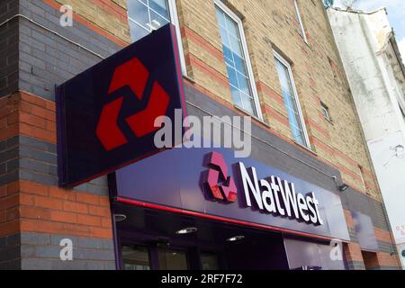 Slough, Großbritannien. 1. August 2023. Eine Filiale in NatWest in Slough, Berkshire. Nach der Schließung der Bankkonten von Nigel Farage durch die Coutts Bank, die sich im Besitz der NatWest Bank befindet, hat Nigel Farage Berichten zufolge nun eine Entschuldigung von der Coutts Bank erhalten. Nigel Farage, ehemaliger UKIP-Führer und jetzt Leser von GB News, soll jedoch rechtliche Schritte gegen NatWest einleiten. Kredit: Maureen McLean/Alamy Live News Stockfoto