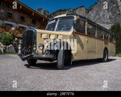 Nostalgisches Bild des Passagierbusses Gramai Alm aus den 1930er Jahren in der malerischen Landschaft der Karwendal Berge in der Nähe von Pertisau am Achensee Stockfoto