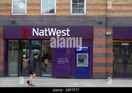 Slough, Großbritannien. 1. August 2023. Eine Filiale in NatWest in Slough, Berkshire. Nach der Schließung der Bankkonten von Nigel Farage durch die Coutts Bank, die sich im Besitz der NatWest Bank befindet, hat Nigel Farage Berichten zufolge nun eine Entschuldigung von der Coutts Bank erhalten. Nigel Farage, ehemaliger UKIP-Führer und jetzt Leser von GB News, soll jedoch rechtliche Schritte gegen NatWest einleiten. Kredit: Maureen McLean/Alamy Live News Stockfoto