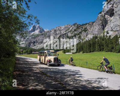 Nostalgisches Bild des Passagierbusses Gramai Alm aus den 1930er Jahren in Pertisau am Aschensee See in den Karwendalgebirgen des österreichischen Tirols. Stockfoto