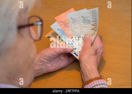 Alte Frau zählt Geld - Modell veröffentlicht Stockfoto