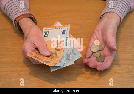 Alte Frau zählt Geld - Modell veröffentlicht Stockfoto