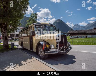 Nostalgisches Bild des Passagierbusses Gramai Alm aus den 1930er Jahren in Pertisau am Aschensee See in den Karwendalgebirgen des österreichischen Tirols. Stockfoto