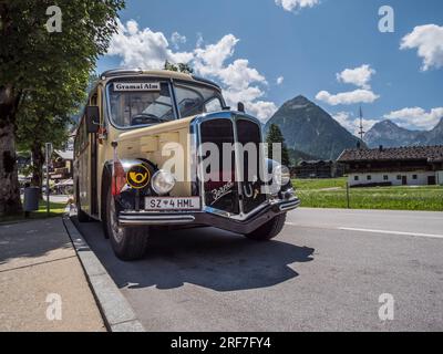 Nostalgisches Bild des Passagierbusses Gramai Alm aus den 1930er Jahren in Pertisau am Aschensee See in den Karwendalgebirgen des österreichischen Tirols. Stockfoto