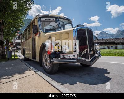 Nostalgisches Bild des Passagierbusses Gramai Alm aus den 1930er Jahren in Pertisau am Aschensee See in den Karwendalgebirgen des österreichischen Tirols. Stockfoto