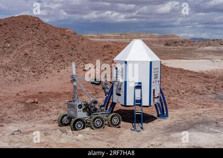 Der Binghamton University Mars Rover nähert sich dem Mars Lander in der University Rover Challenge. Mars-Wüstenforschungsstation, Utah. Stockfoto