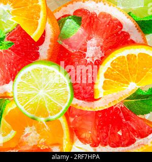 Frische, saftige Scheiben von Orange, Grapefruit und Limette mit Minze und Eis. Draufsicht, Nahaufnahme, quadratischer Rahmen. Stockfoto