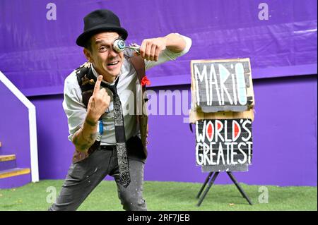 Edinburgh, Schottland, Großbritannien. 1. Aug 2023. Edinburgh Fringe: Mario der Maker Magier bringt eine Familienshow voller origineller Magie, handgefertigten Robotern und modernem Slapstick. Mario bringt seine Show zum ersten Mal nach Edinburgh. Wie auf der Sesamstraße, Universal Kids, und live auf Tour mit David Blaine. Eine Vorschau auf die Show, die im Underbelly, George Square, Veranstaltungsort 300, vom 2. August gezeigt wird Kredit: Craig Brown/Alamy Live News Stockfoto