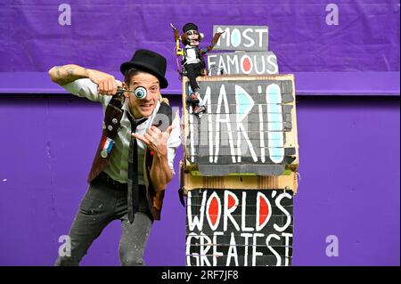 Edinburgh, Schottland, Großbritannien. 1. Aug 2023. Edinburgh Fringe: Mario der Maker Magier bringt eine Familienshow voller origineller Magie, handgefertigten Robotern und modernem Slapstick. Mario bringt seine Show zum ersten Mal nach Edinburgh. Wie auf der Sesamstraße, Universal Kids, und live auf Tour mit David Blaine. Eine Vorschau auf die Show, die im Underbelly, George Square, Veranstaltungsort 300, vom 2. August gezeigt wird Kredit: Craig Brown/Alamy Live News Stockfoto